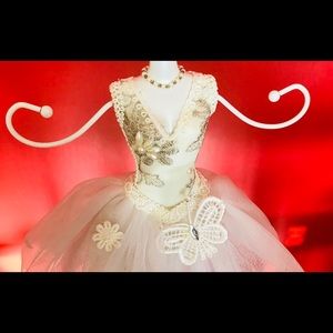 Lovely white dress mannequin jewelry stand ✨